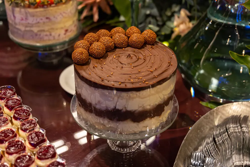 Bolo de chocolate com brigadeiros