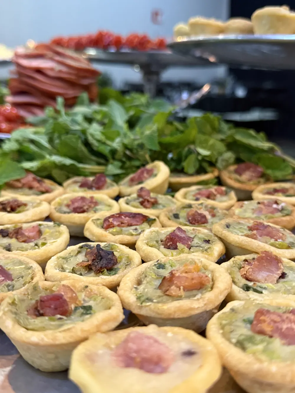 Canapés e tortinhas servidos em bandeja