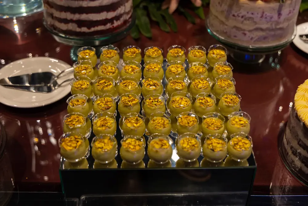 Docinhos amarelos em bandeja espelhada