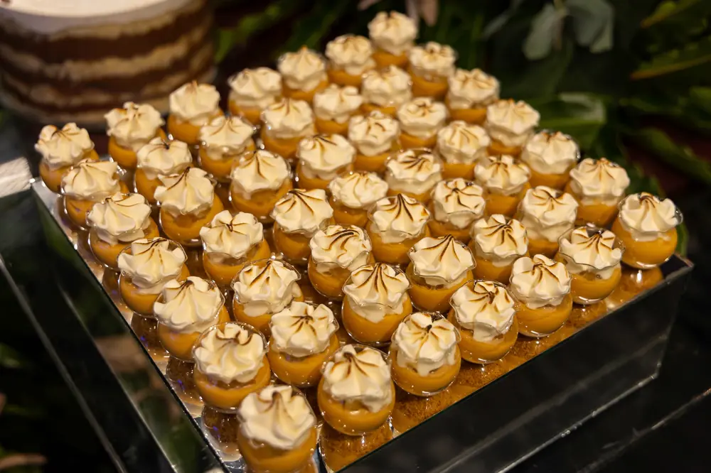Doces finos e bem-casados dispostos em bandeja