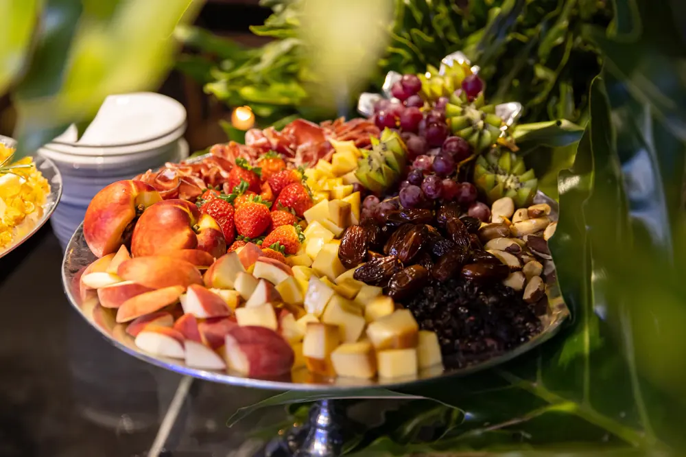 Mesa de frios, queijos e frutas frescas