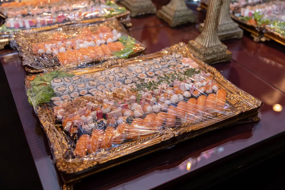 Bandejas de frios e sushi no buffet