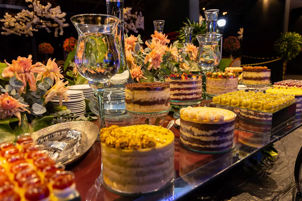 Mesa de doces e bolos naked