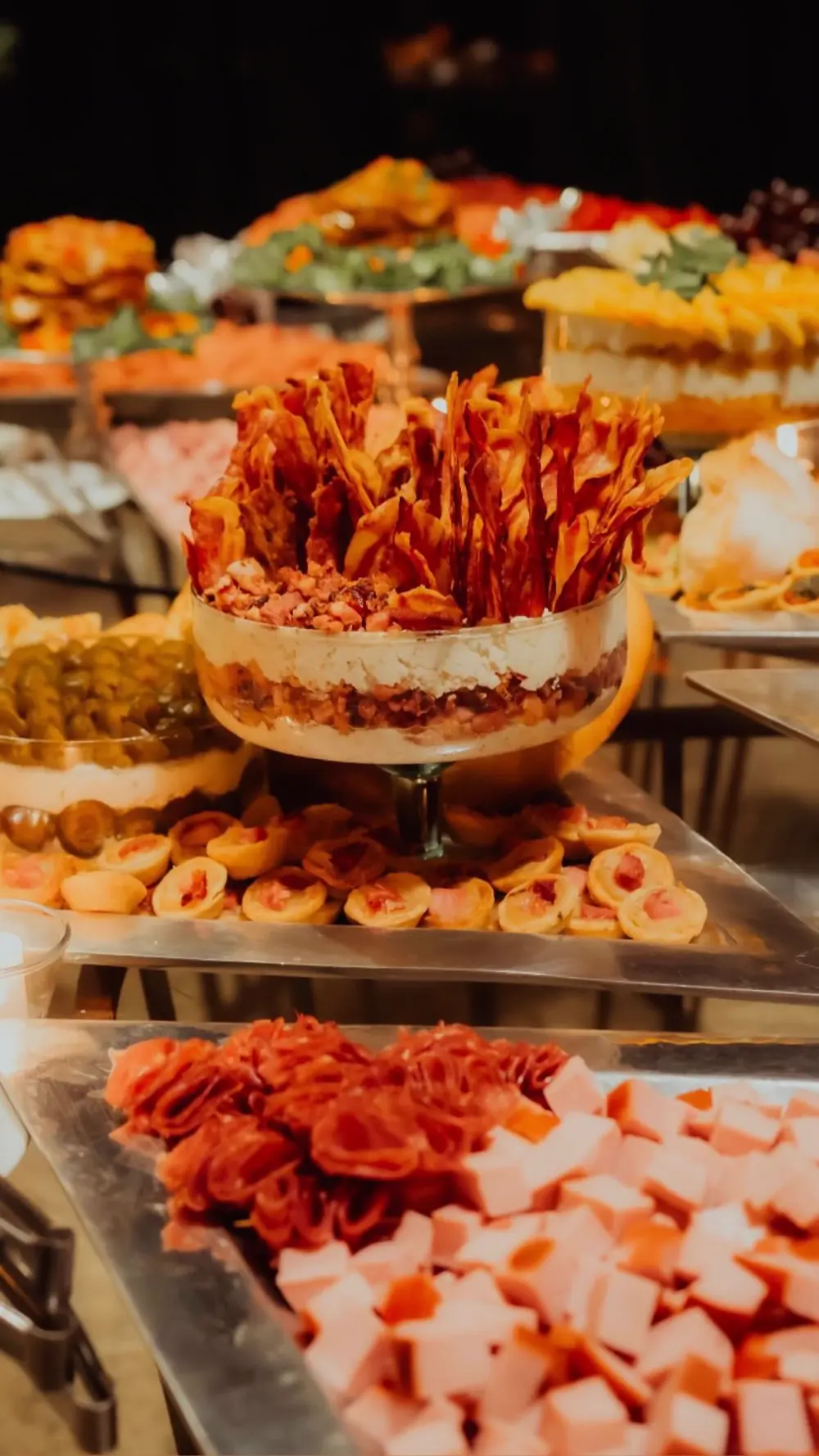 Mesa de frios com salame e tortas
