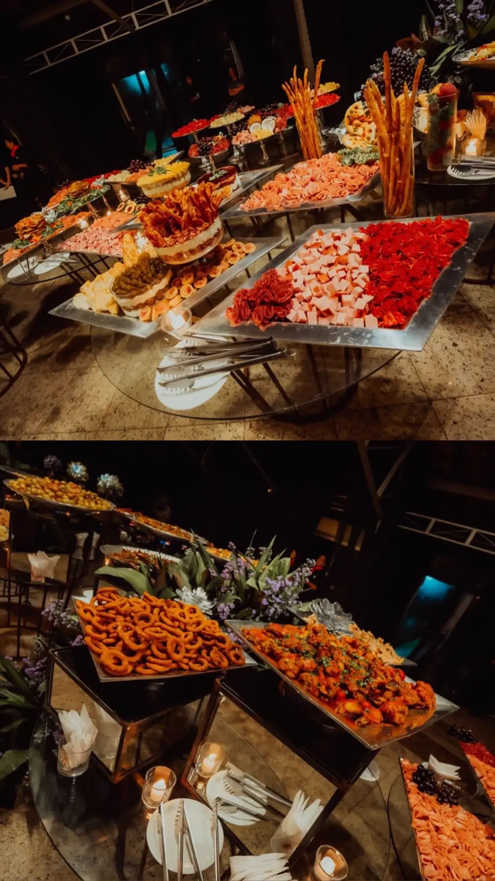 Mesas de buffet montadas no salão
