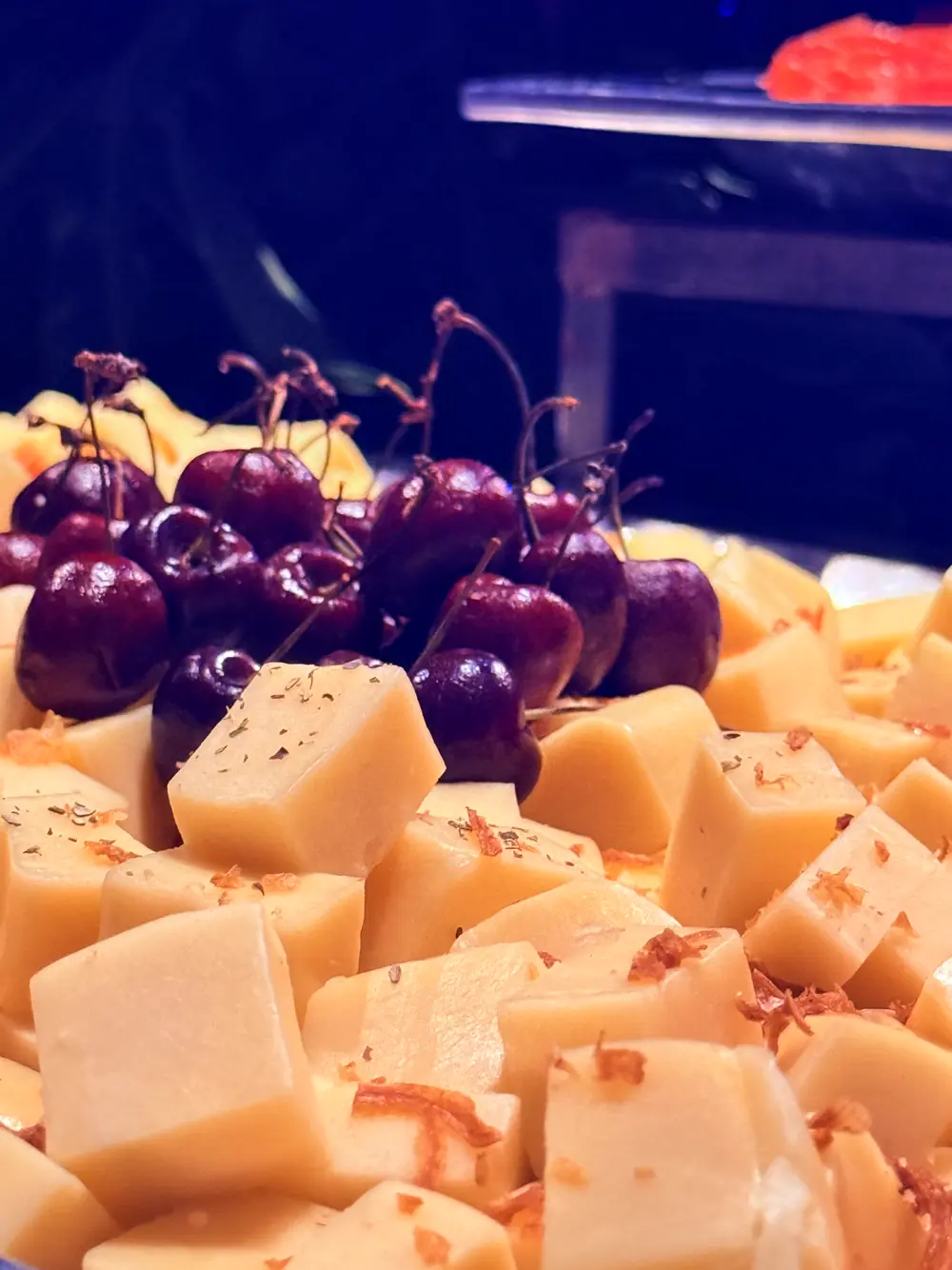 Tábua de queijos e cerejas