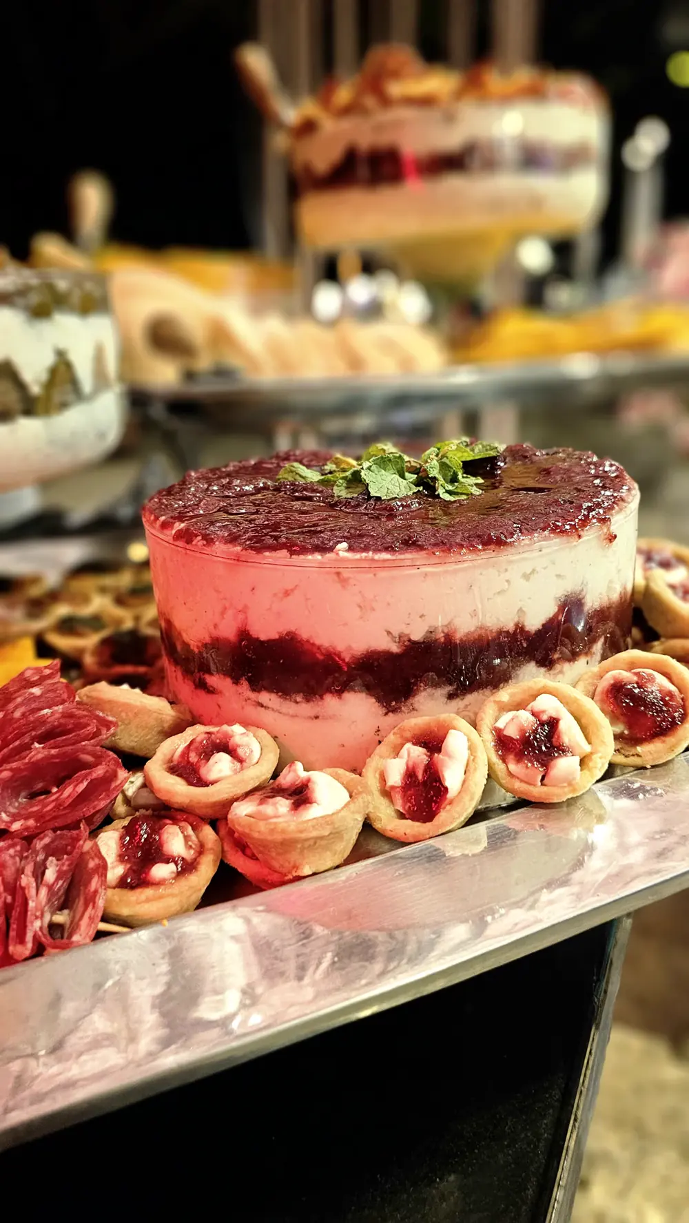 Torta de frutas vermelhas com tortinhas