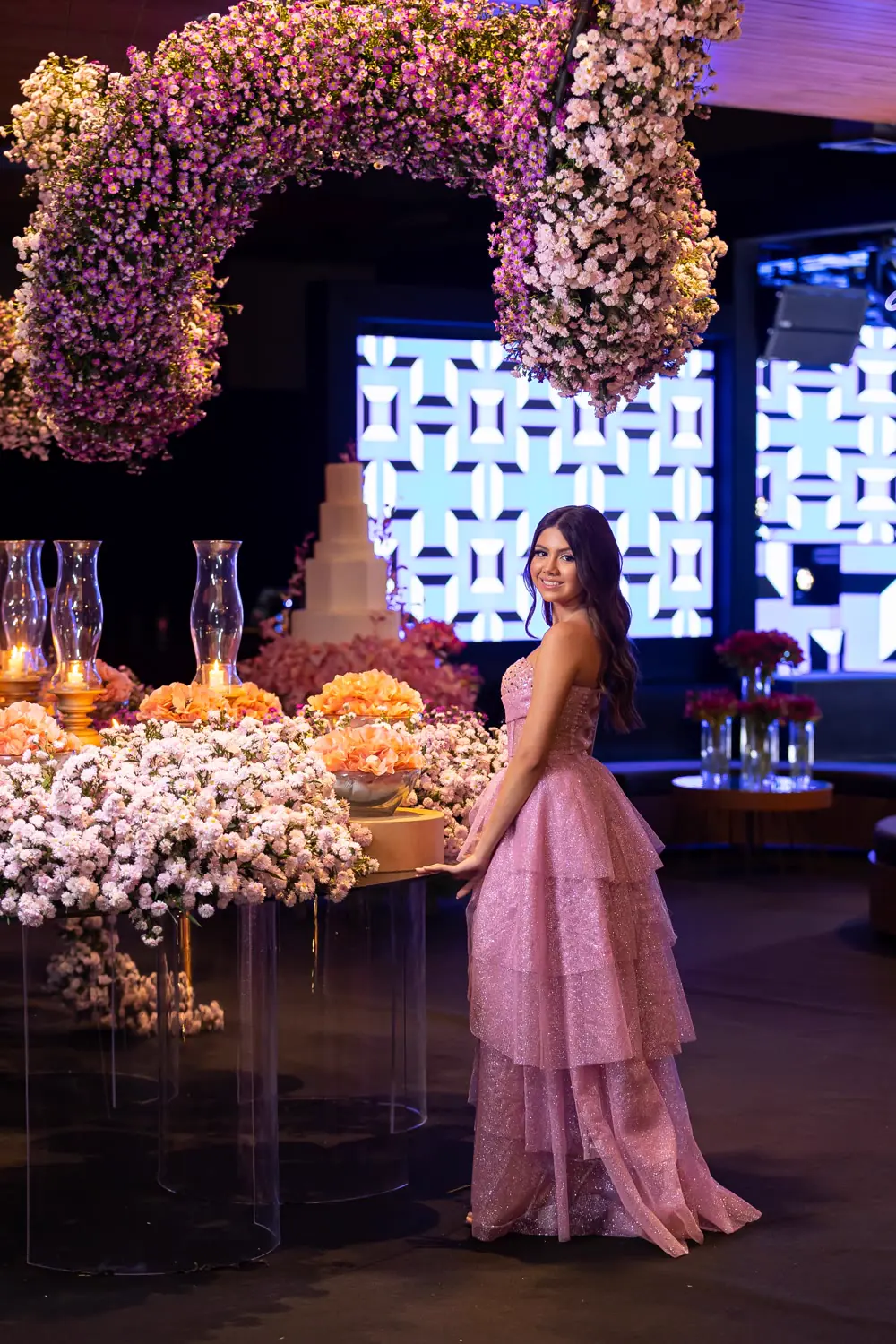 Festa de 15 anos com decoração floral