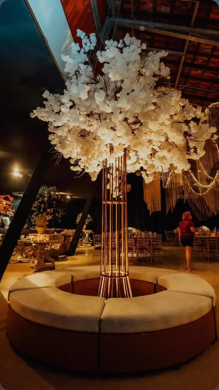 Árvore de flores brancas com lounge circular