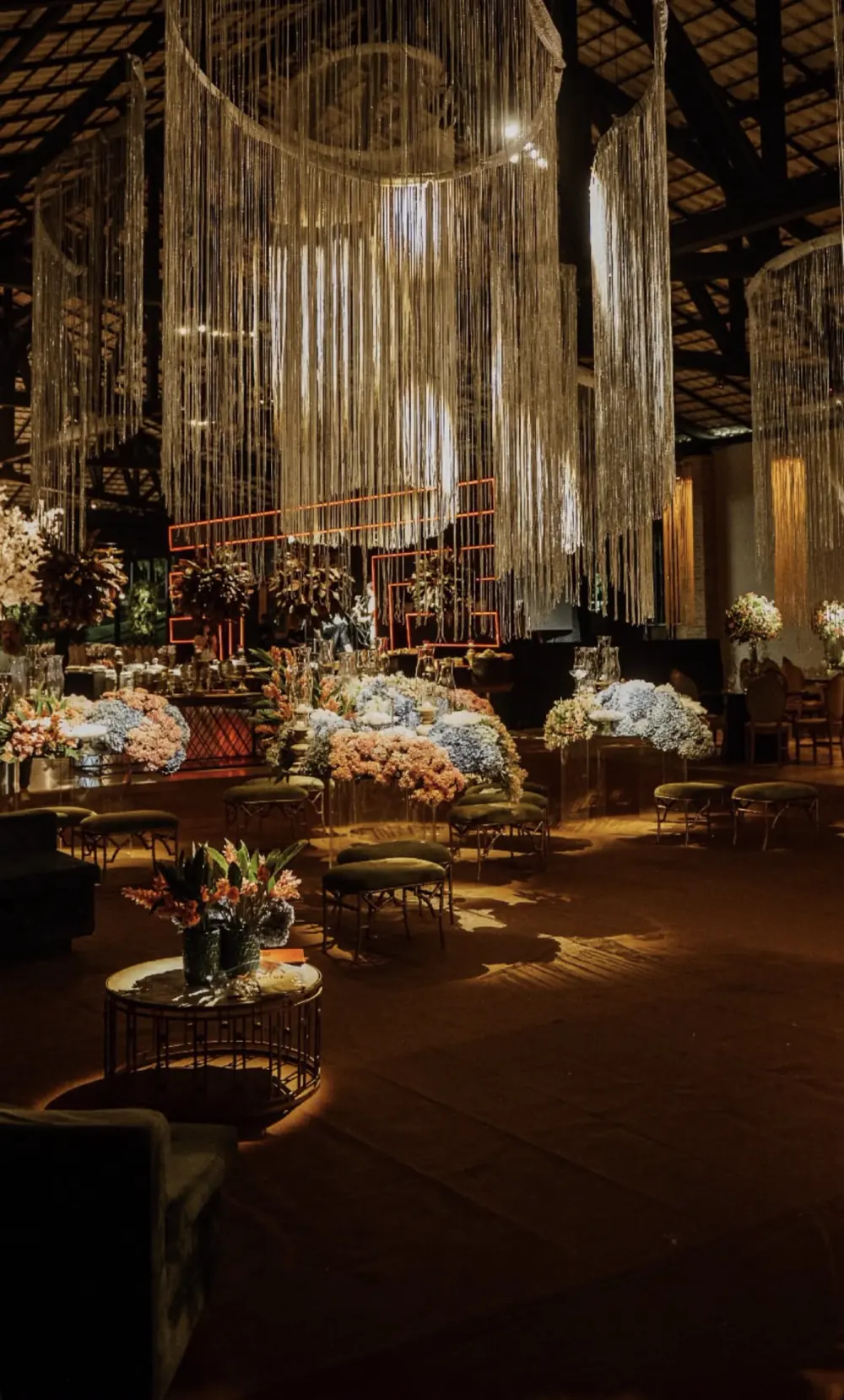 Decoração de formatura com parede de flores